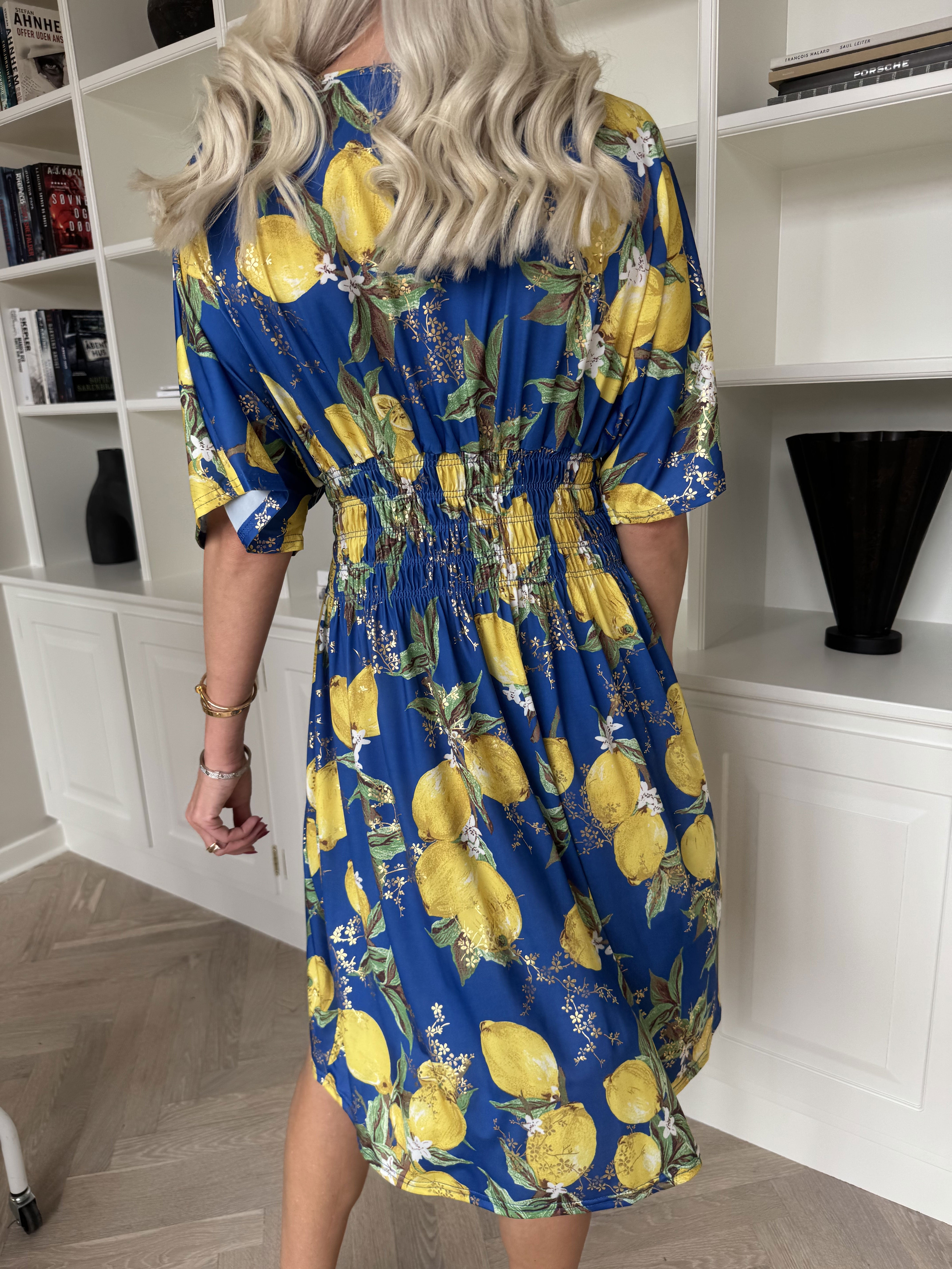 Pams Lemon Short - Elastisk klänning med citroner och gulddetaljer